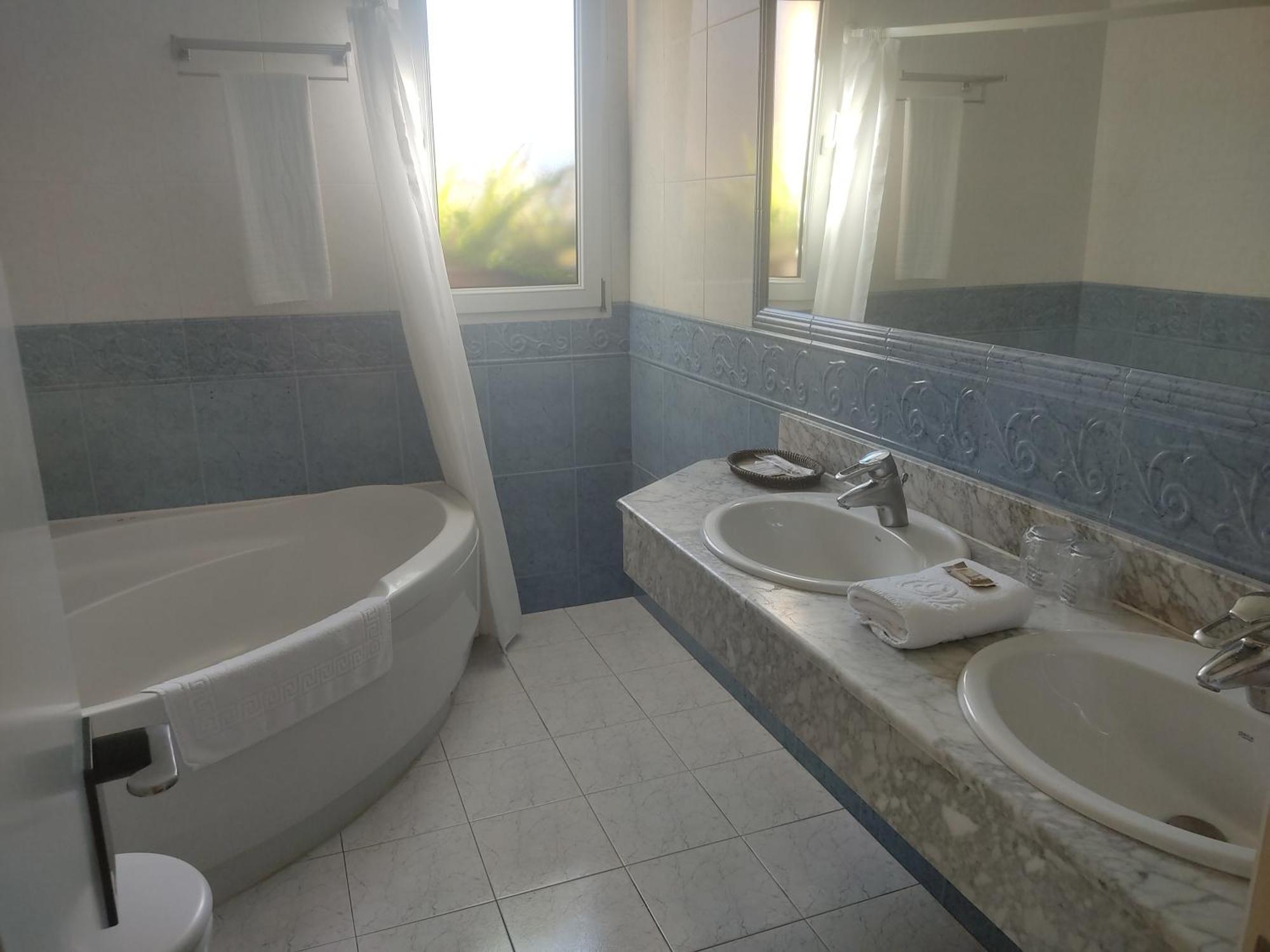 Hotel Suite Miono Castro Urdiales Bagian luar foto